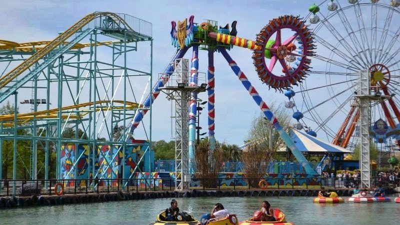 Visitantes disfrutando del parque